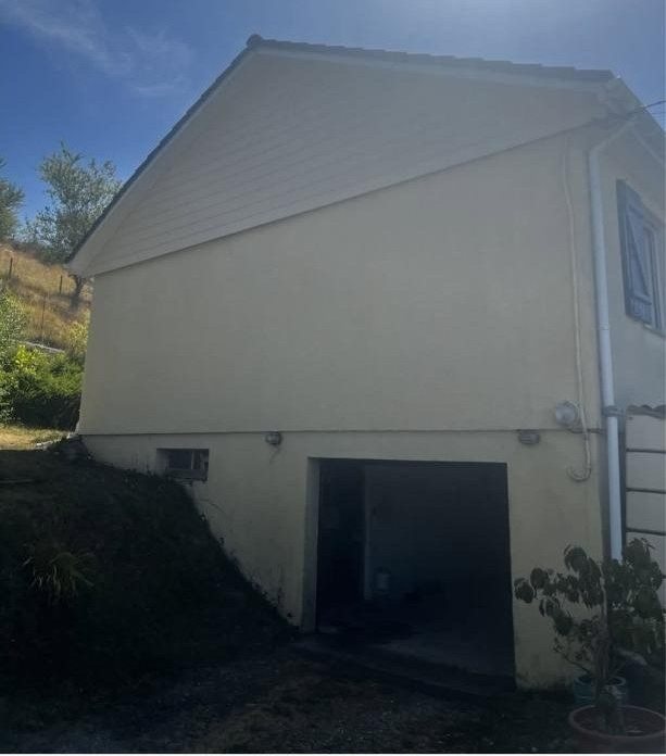 La même façade après nettoyage haute pression et traitement anti-mousse par LNK Peinture
