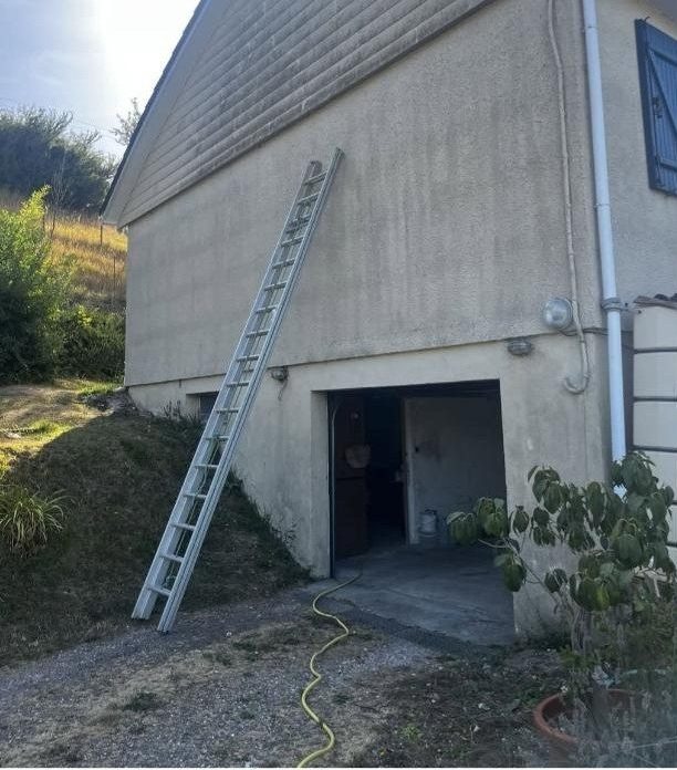 Façade et bardage encrassés par les mousses avant nettoyage haute pression, près de Dieppe (Seine-Maritime)
